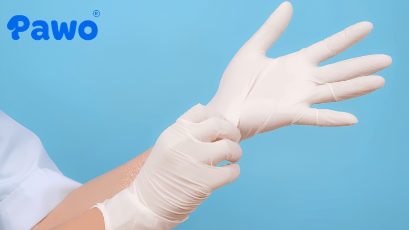 Găng tay y tế là dụng cụ quan trọng trong lúc đỡ đẻ cho chó