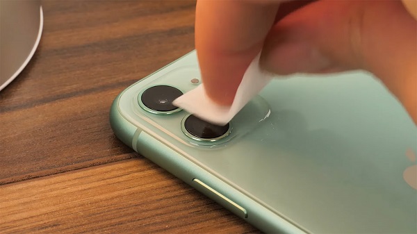 Vệ sinh ống kính camera