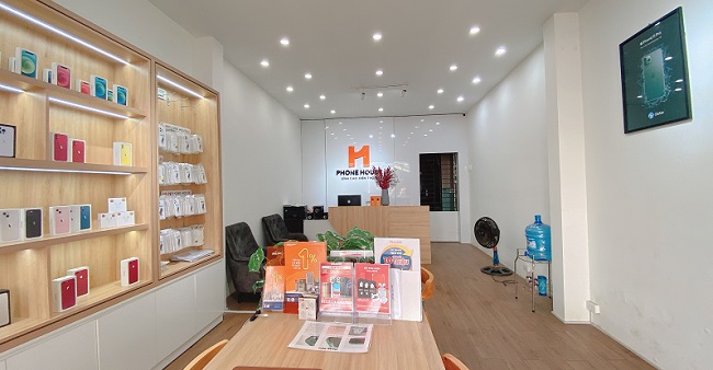 Cửa hàng khang trang, sạch đẹp chứng tỏ đây là cửa hàng điện thoại uy tín