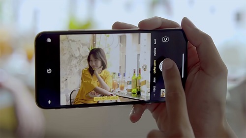 iPhone XS Max - Màn hình phù hợp khi sử dụng ngoài trời 1