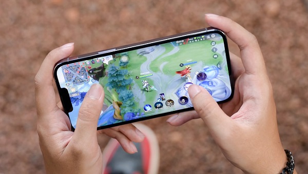 iPhone 13 Pro Max chơi game Liên Quân