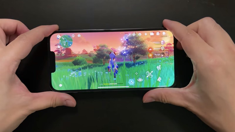 iPhone 13 Pro Max chơi game Genshin Impact