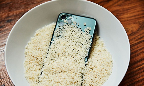 Các bụi mịn trong gạo sẽ mắc lại trong các khe sim, loa,...