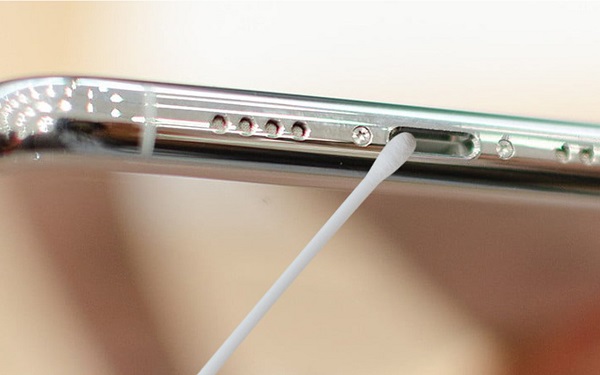 Những lưu ý khi thực hiện vệ sinh cổng sạc iPhone tại nhà
