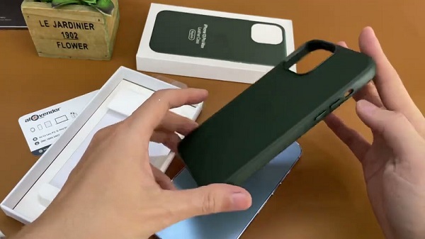 Tháo ốp điện thoại khi vệ sinh để hạn chế bụi bẩn