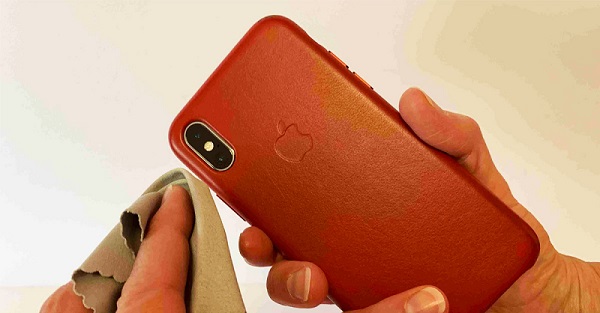 Viện vệ sinh camera iPhone khá đơn giản