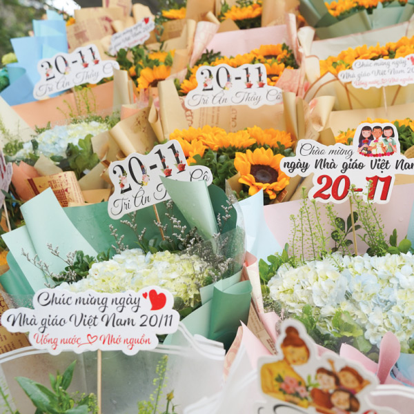 Hoa tươi và thiệp chúc mừng