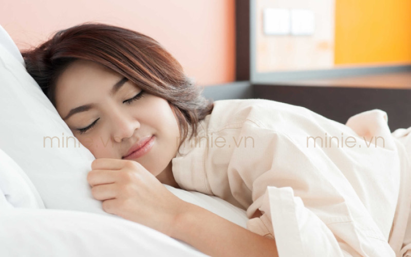 Ngủ đủ 7-8 tiếng mỗi ngày để làn da được nghỉ ngơi | Minie.vn