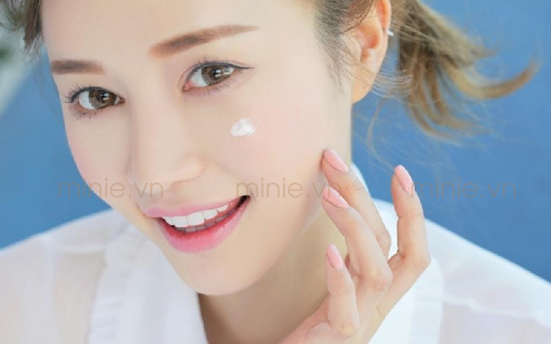 Thoa kem chống nắng đều đặn mỗi ngày.