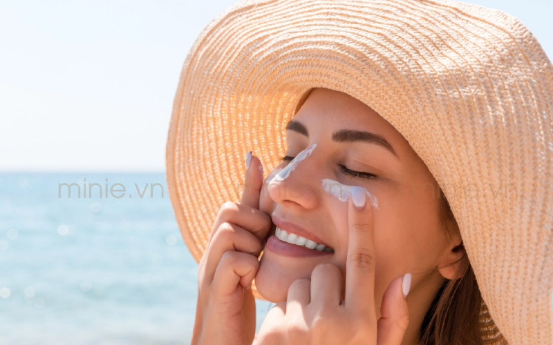 Thoa kem chống nắng hằng ngày – “lớp áo giáp” bảo vệ da