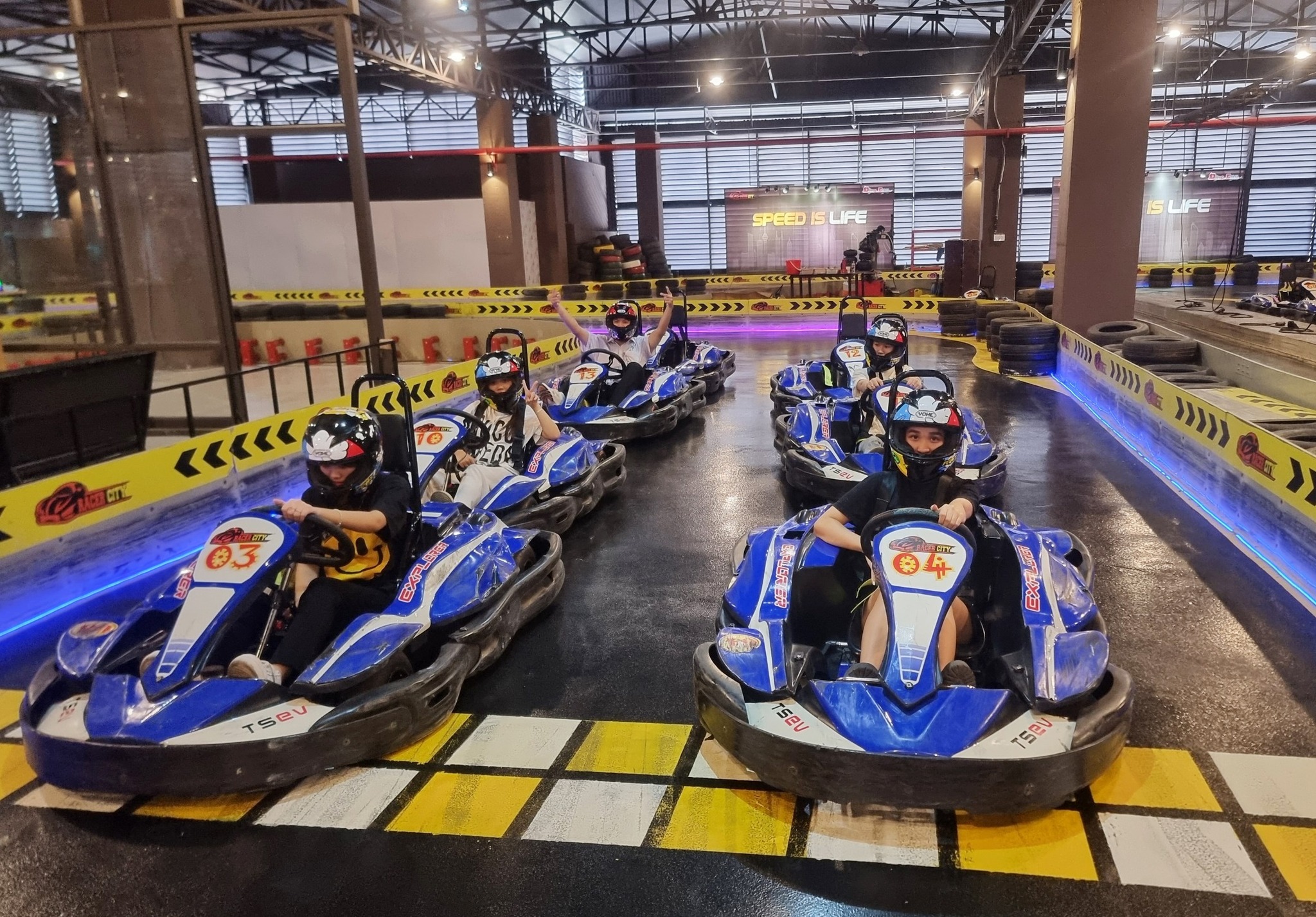 🏁 Đi Go-Kart cùng gia đình – Hoạt động cuối tuần cực chất cho cả nhà
