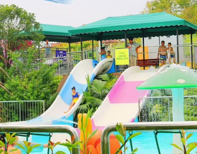 Cầu trượt bể bơi : Giải pháp vận động và vui chơi mùa hè