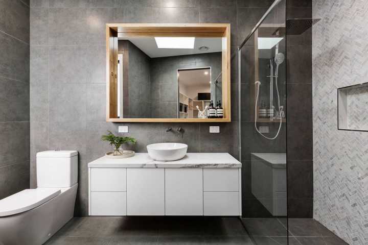 Để tiết kiệm diện tích xây dựng phòng tắm đẹp có thể lựa chọn những mẫu lavabo có hộc tủ để chứa vật dụng