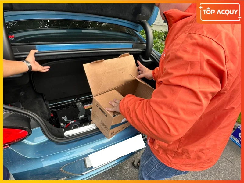 Kỹ thuật viên Topacquy chuẩn bị thay thế bình ắc quy Varta AGM mới 100% cho xe