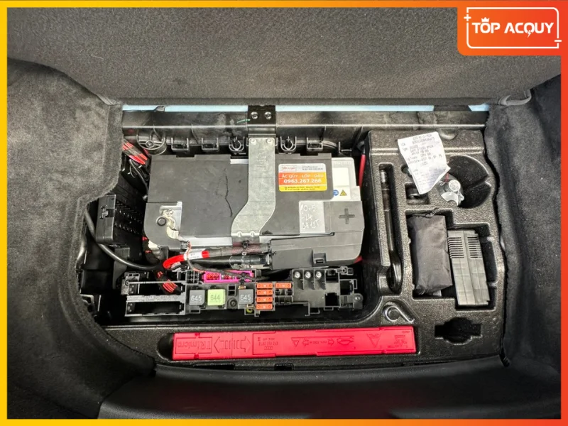 Cận cảnh bình ắc quy theo xe Bentley Continental GT được lắp đặt chắc chắn trong khoang cốp sau