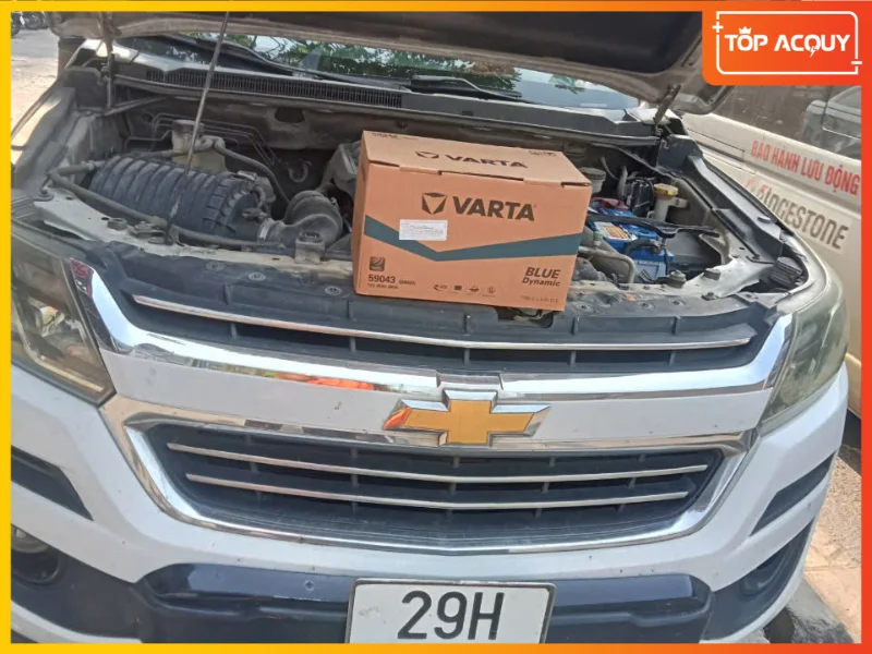 Kỹ thuật viên TOPACQUY thay mới ắc quy Varta cho xe Chevrolet Colorado tại Hà Nội
