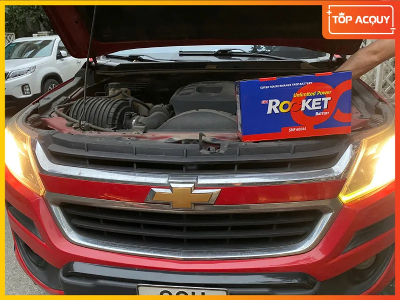 Thay ắc quy Rocket SMF 60044 cho xe bán tải Chevrolet Colorado