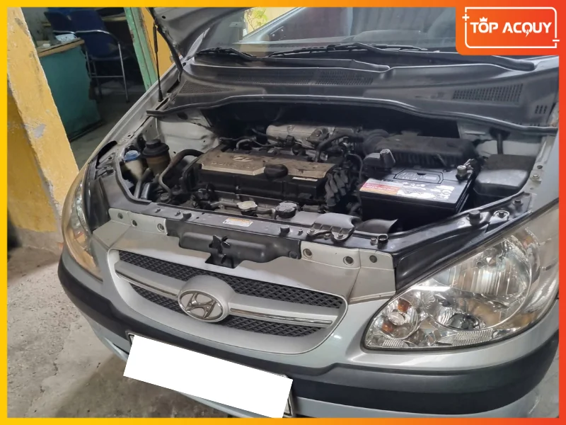 Khoang máy Hyundai Getz sau khi được thay ắc quy mới từ Topacquy