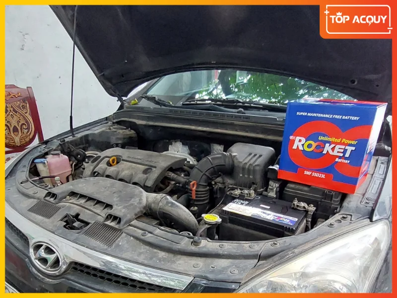 Topacquy tiến hành thay thế ắc quy Rocket chính hãng cho xe Hyundai i30, đảm bảo thông số kỹ thuật chuẩn theo xe