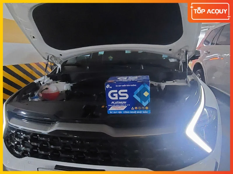 Chuẩn bị lắp đặt ắc quy GS Platinum DIN60L-LBN (60Ah) chuyên dụng cho Kia Sportage