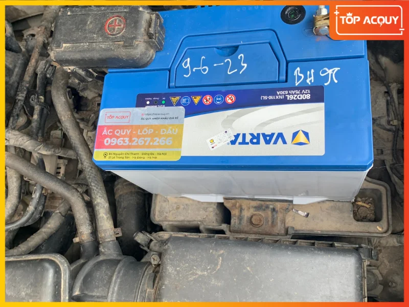 Cận cảnh ắc quy Varta 80D26L (12V-75Ah) đã được lắp đặt hoàn thiện