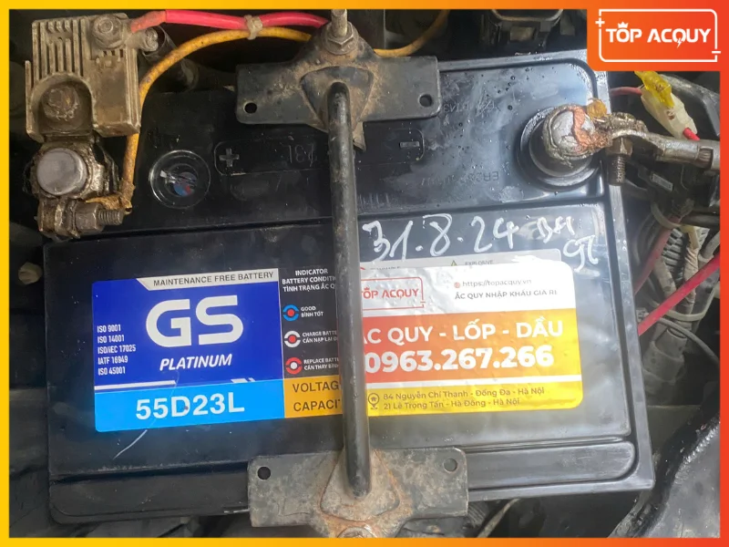 Cận cảnh ắc quy GS Platinum 55D23L (12V-60Ah) lắp đặt hoàn thiện cho Mitsubishi Lancer