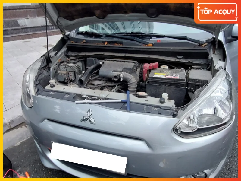 Khảo sát khoang máy, vệ sinh khay chứa trước khi lắp ắc quy mới tại Topacquy