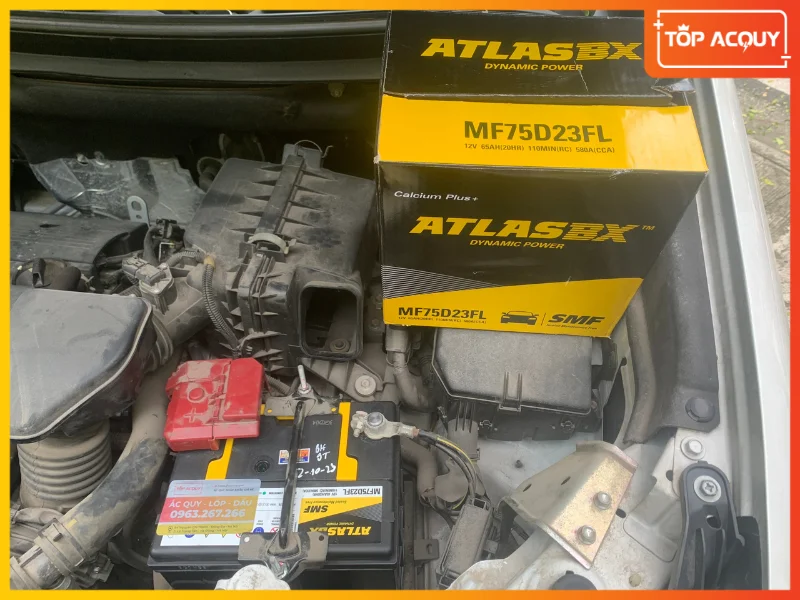 Cận cảnh ắc quy Atlasbx MF75D23FL được kỹ thuật viên Topacquy lắp vào khoang máy