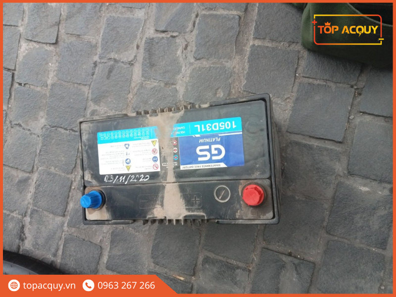 ắc quy ô tô bao nhiêu vôn