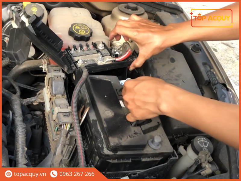 thay ắc quy ô tô Chevrolet