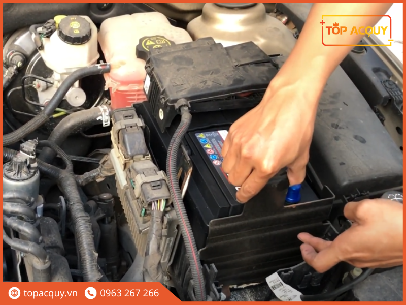 thay ắc quy ô tô Chevrolet