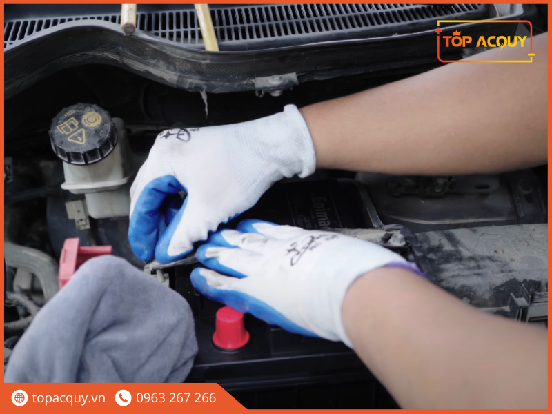 thay ắc quy ô tô Ford