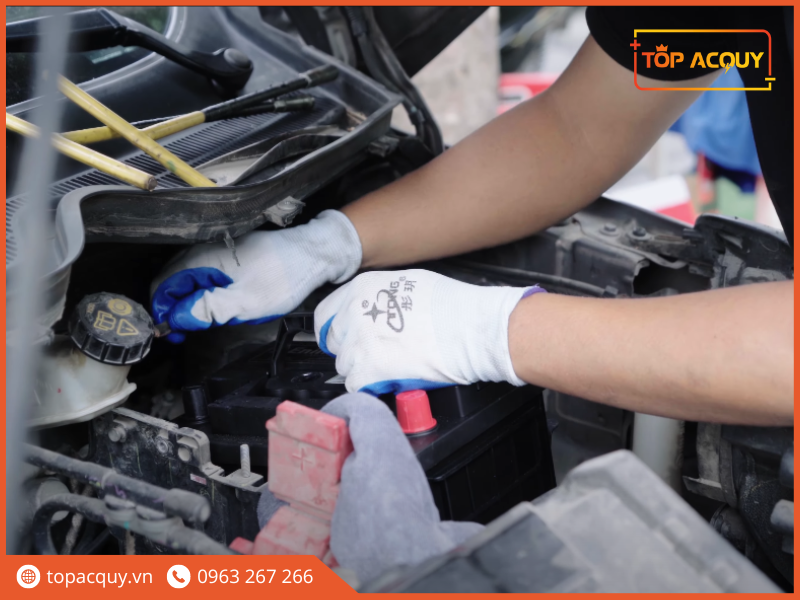 thay ắc quy ô tô Ford