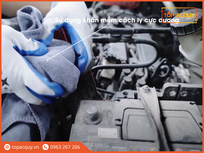 thay ắc quy ô tô Ford