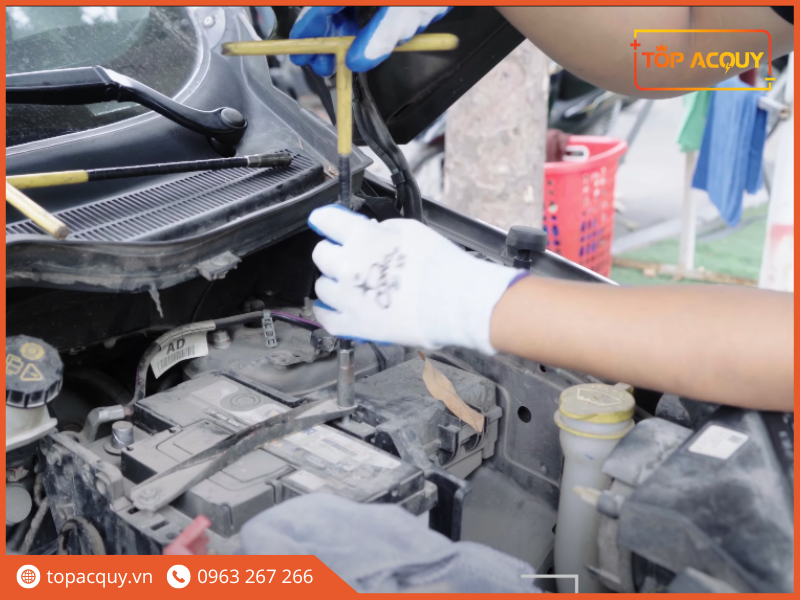 thay ắc quy ô tô Ford