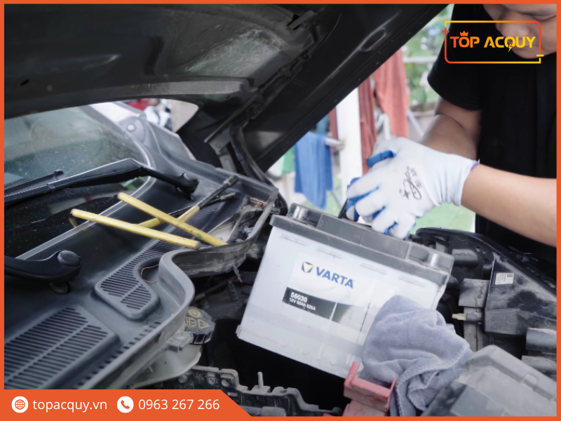 thay ắc quy ô tô Ford