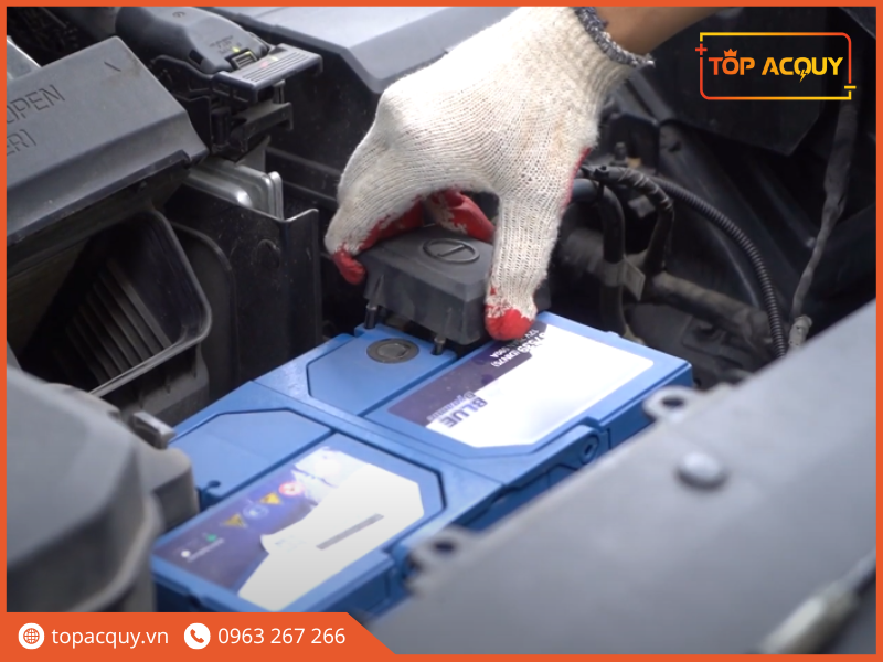 thay ắc quy xe Hyundai