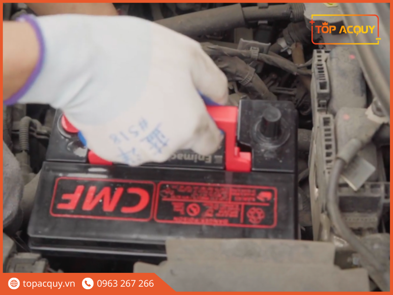 thay ắc quy ô tô KIA