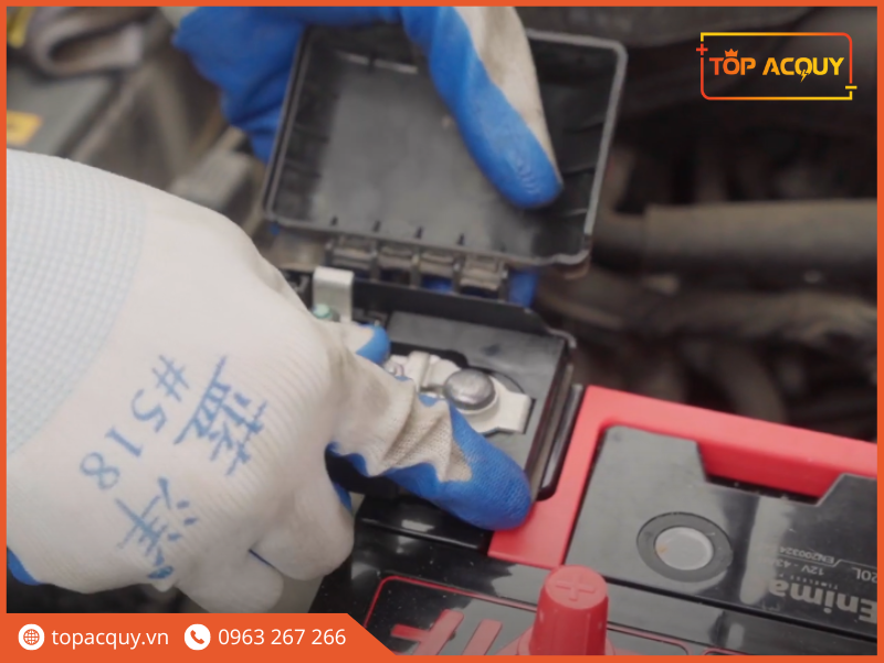 thay ắc quy ô tô KIA