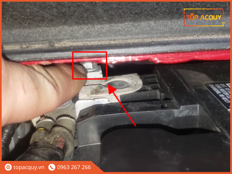 thay ắc quy xe Lincoln