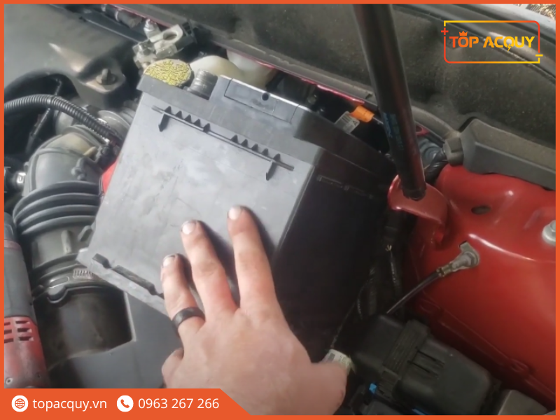 thay ắc quy xe Lincoln