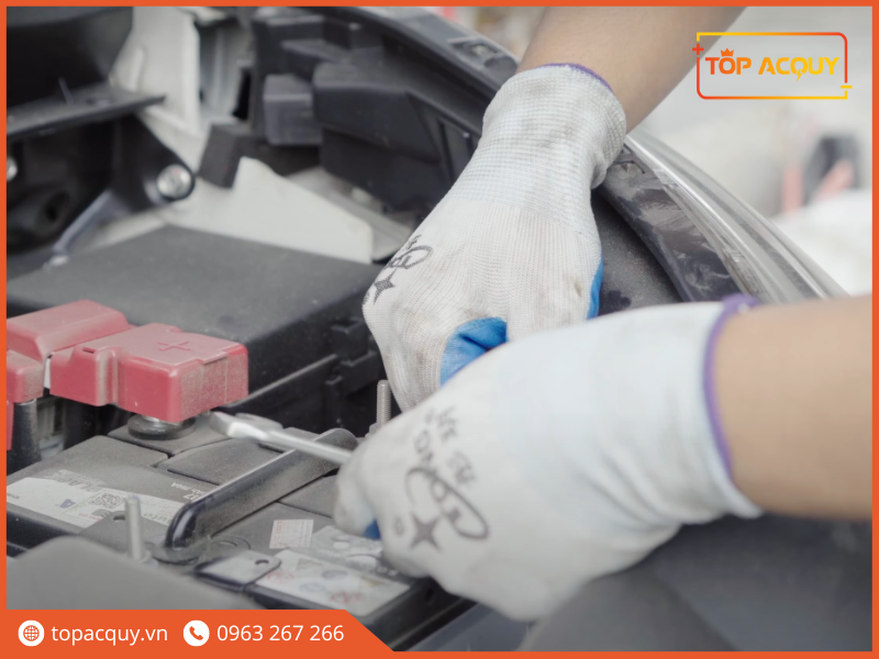 cách thay ắc quy mitsubishi