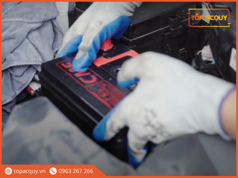 cách thay ắc quy mitsubishi