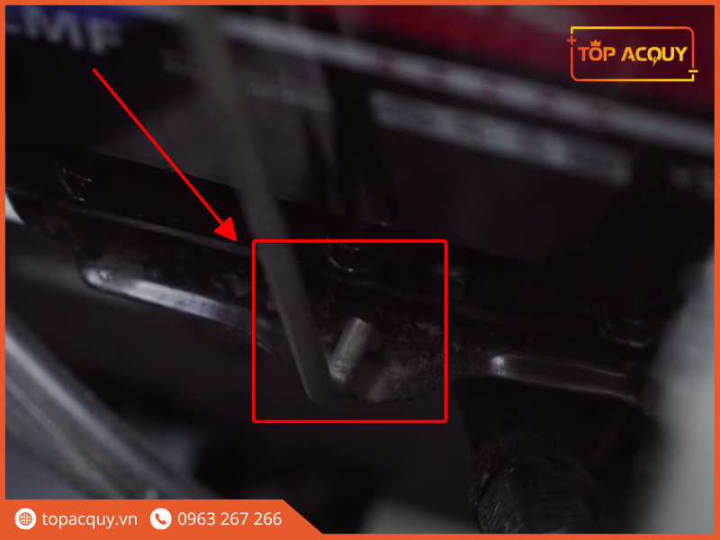 cách thay ắc quy mitsubishi