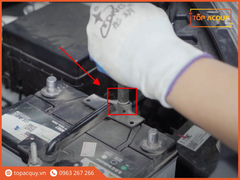 cách thay ắc quy mitsubishi