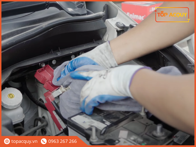 cách thay ắc quy mitsubishi