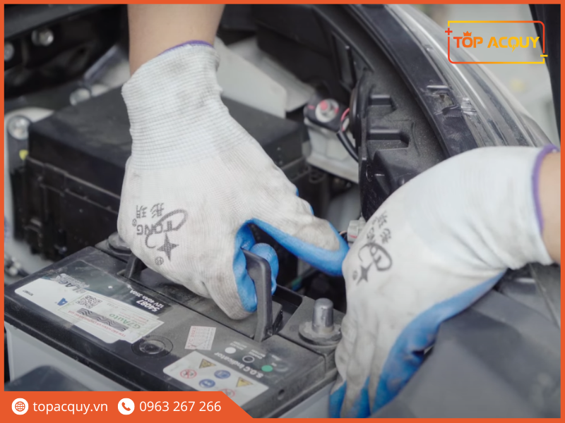 cách thay ắc quy mitsubishi