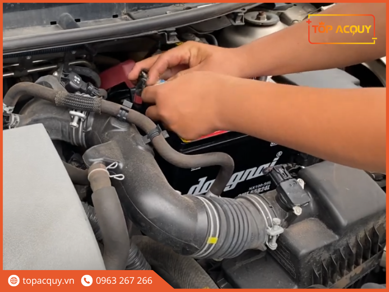 thay ắc quy ô tô Toyota