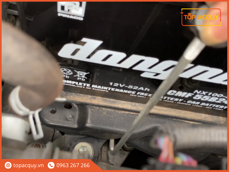 thay ắc quy ô tô Toyota