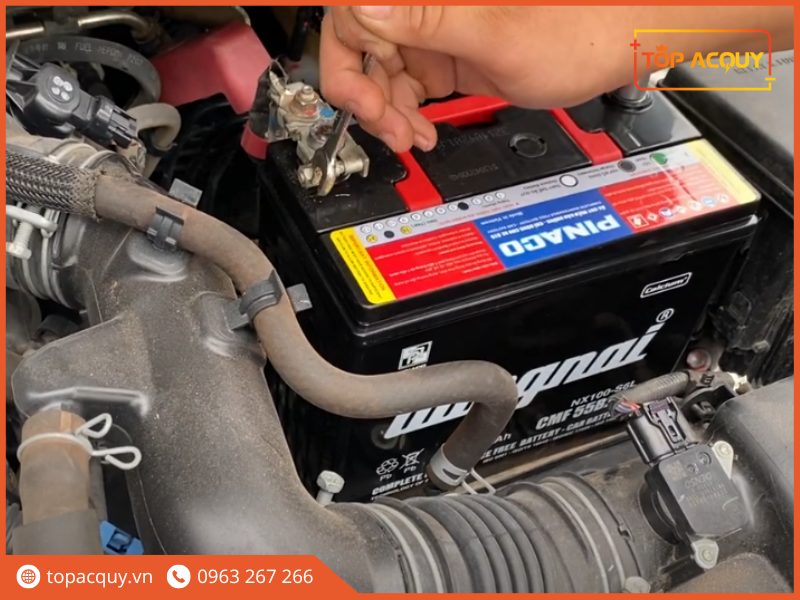thay ắc quy ô tô Toyota